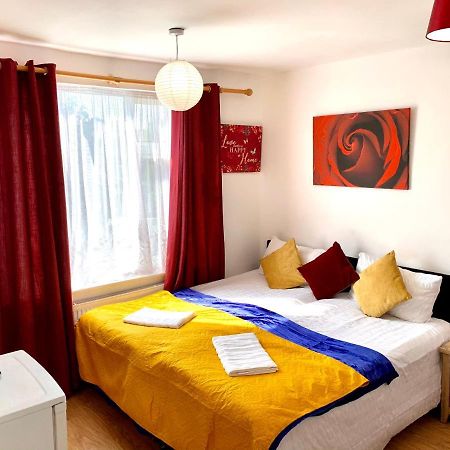 Studio Apartment, Private Bathroom And Parking Илфорд Экстерьер фото