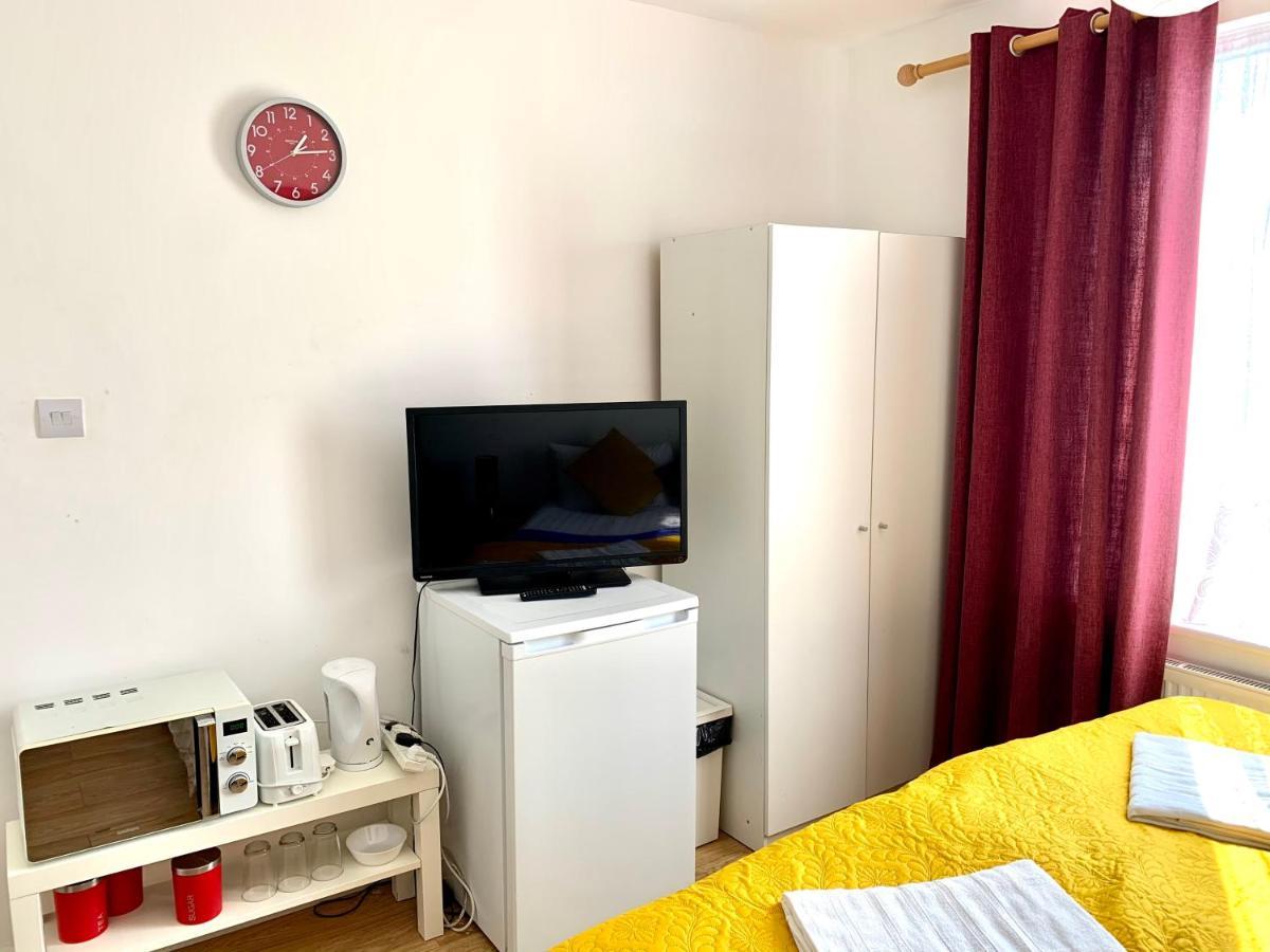 Studio Apartment, Private Bathroom And Parking Илфорд Экстерьер фото