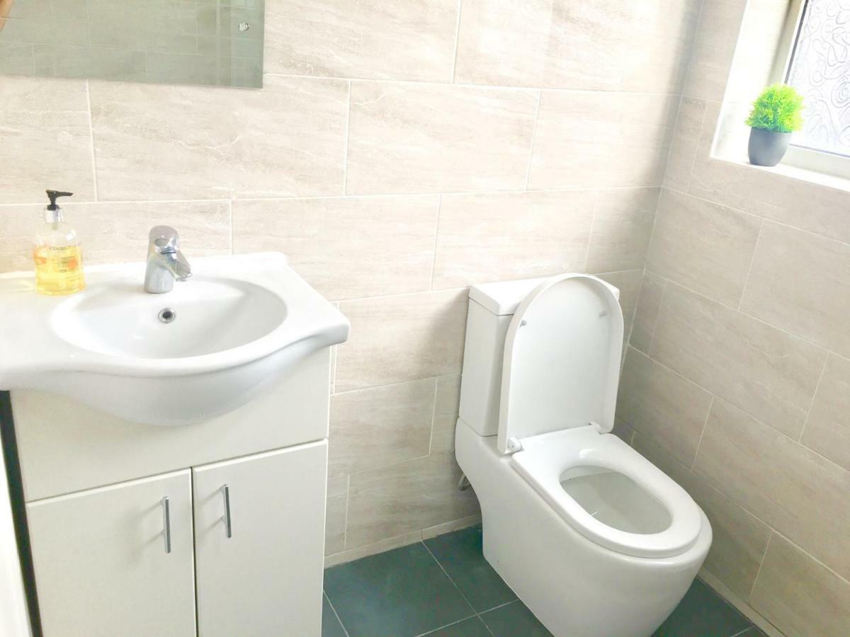 Studio Apartment, Private Bathroom And Parking Илфорд Экстерьер фото