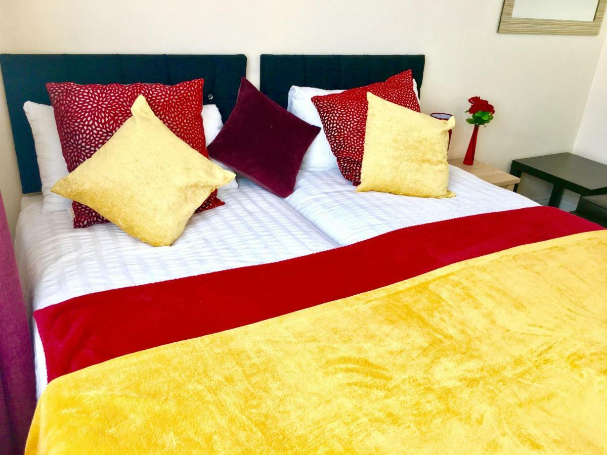 Studio Apartment, Private Bathroom And Parking Илфорд Экстерьер фото