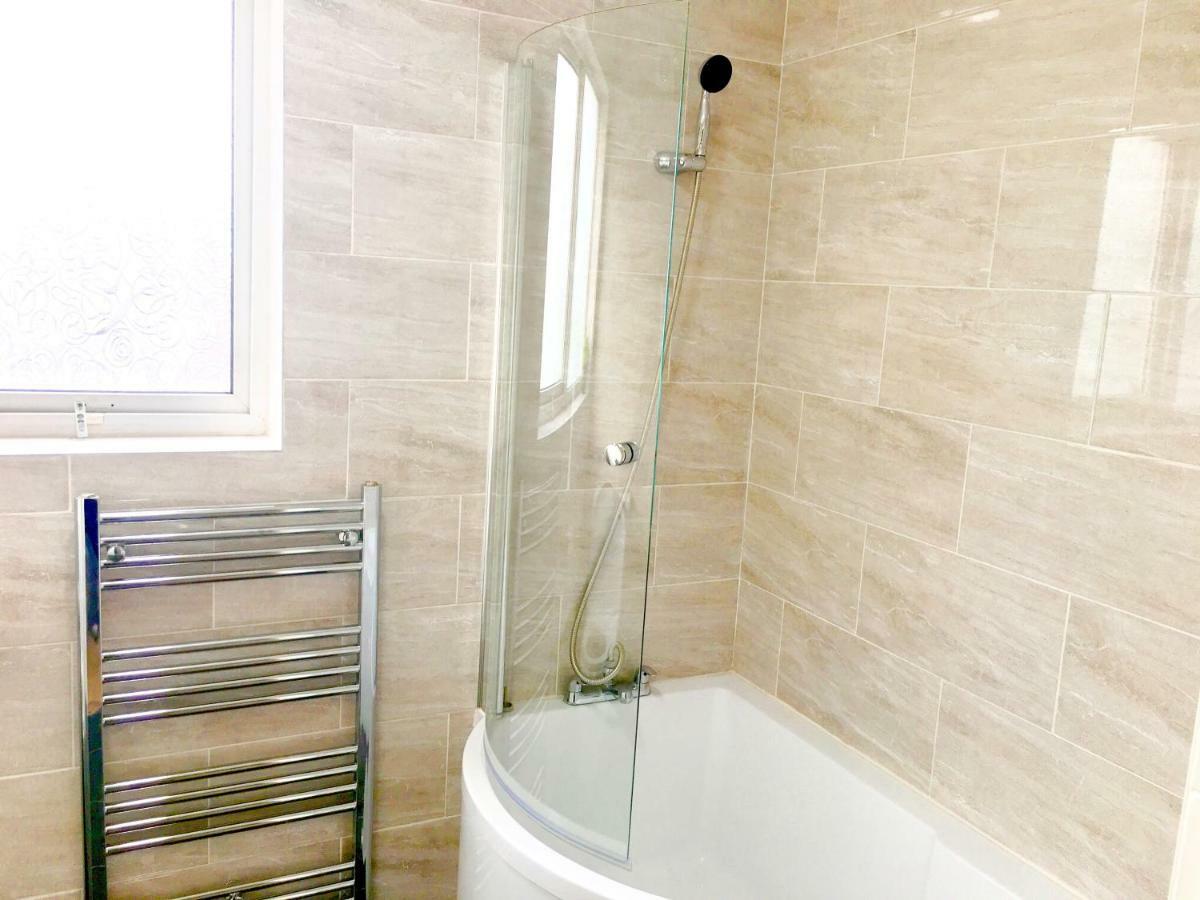 Studio Apartment, Private Bathroom And Parking Илфорд Экстерьер фото
