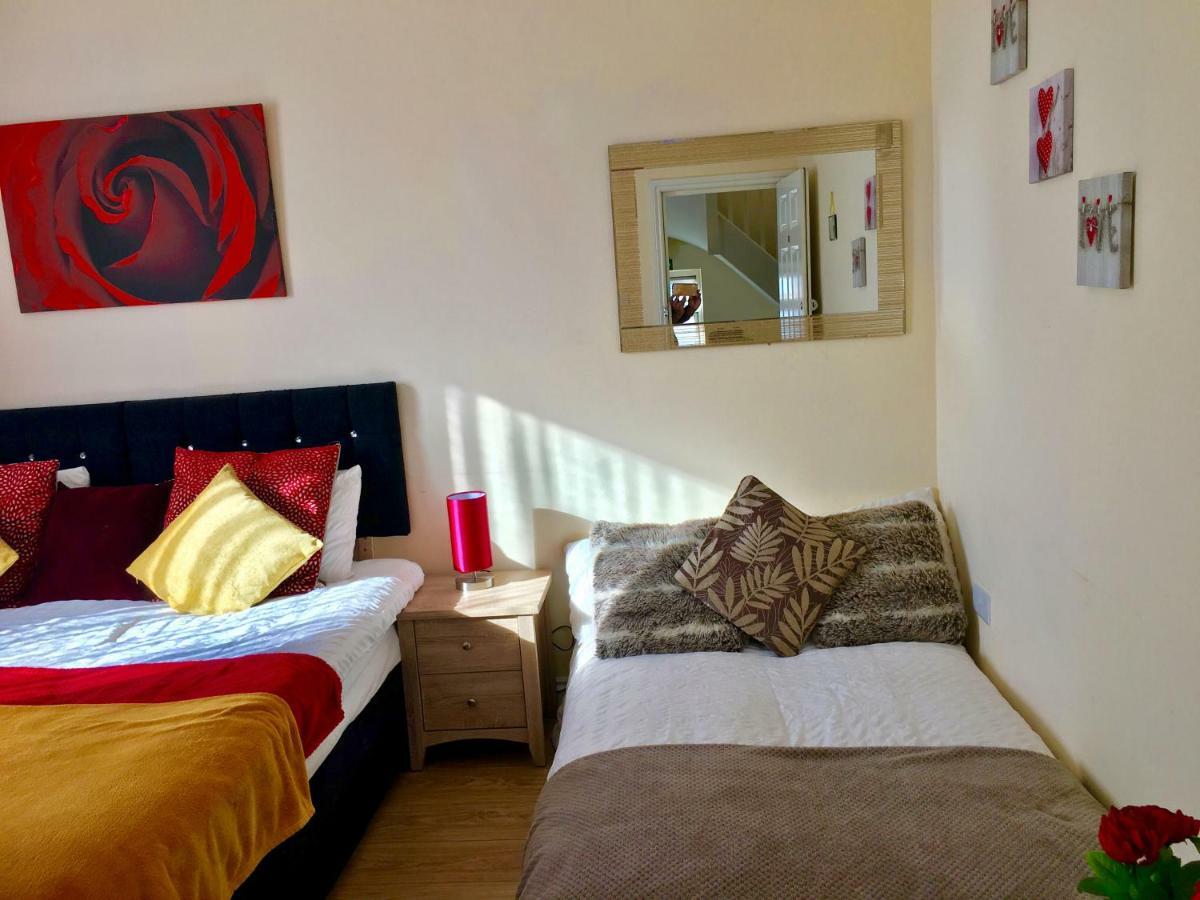 Studio Apartment, Private Bathroom And Parking Илфорд Экстерьер фото