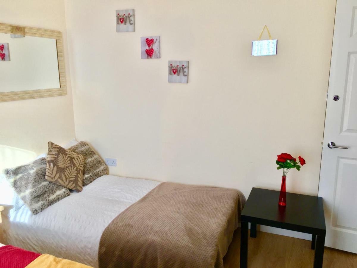 Studio Apartment, Private Bathroom And Parking Илфорд Экстерьер фото