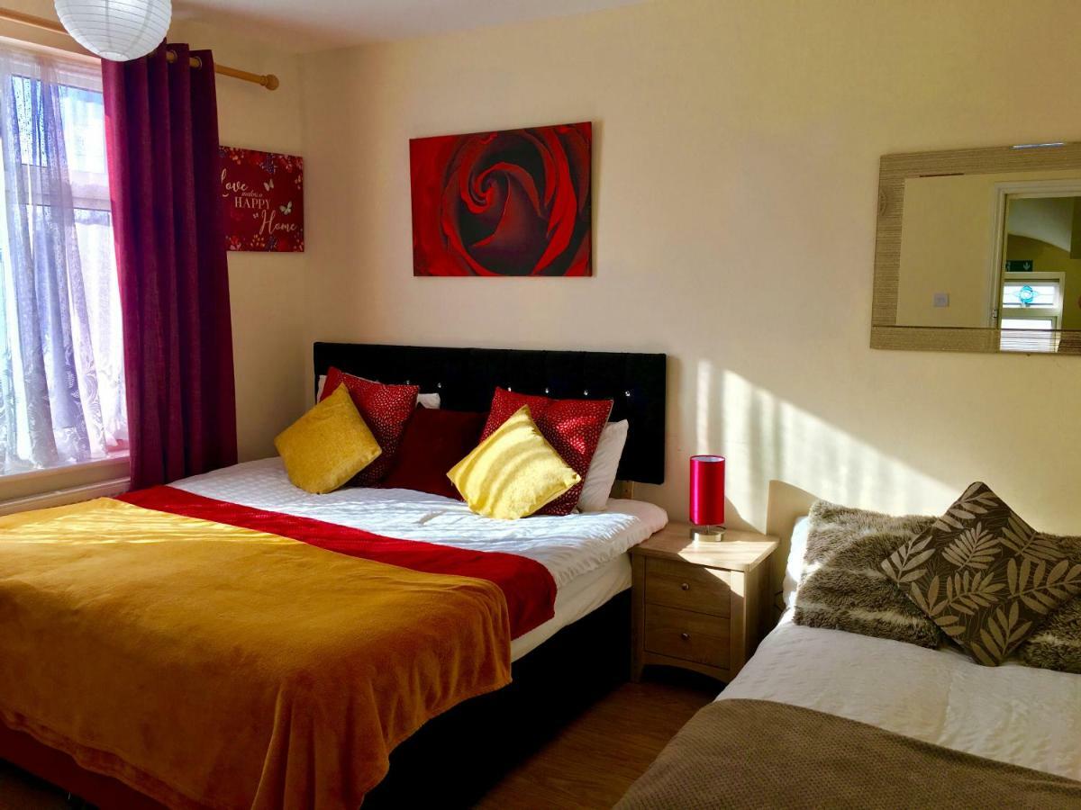 Studio Apartment, Private Bathroom And Parking Илфорд Экстерьер фото